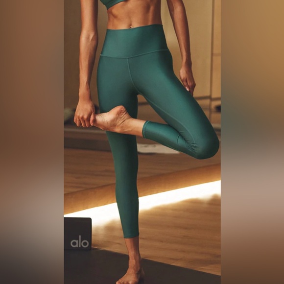 ALO Yoga Pants - NWT Alo 7/8 High-Waisted air lift Leggings in winter Ivy.  XS.